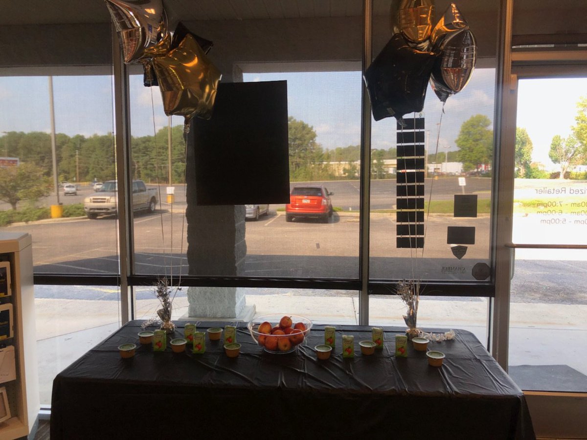 #Teamrockingham is ready for our Apple Customers. #Iphonelaunch #iPhoneXS #iPhoneXSMax <a href="/JakeAraghi/">Jake Araghi</a> @PortablesChrisW <a href="/theriddler704/">Stephanie Riddle</a>