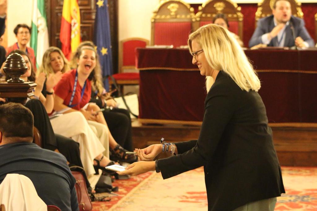 sicegranada's tweet photo. La presidenta de @ALCESICE1 le ofrece un descansito al grupo demócrata https://t.co/GzINsHRGML