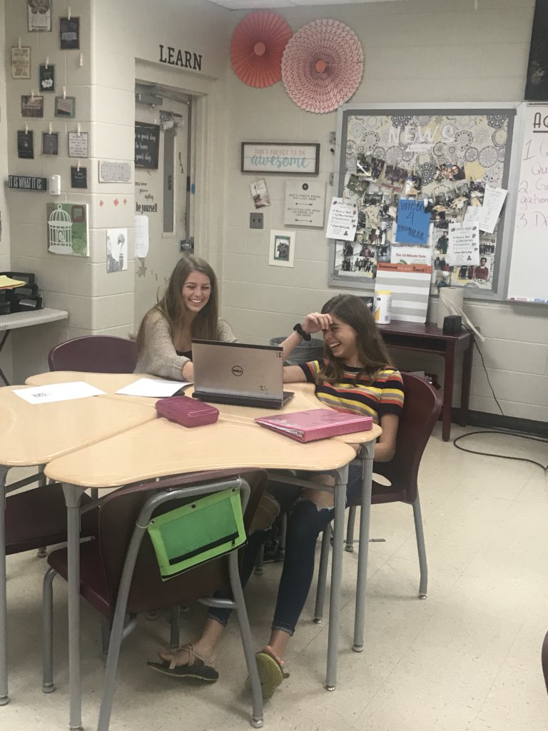 Science Hill Honors English 10 students are using technology to learn how to determine which answer is the MOST correct. #GoToppers #JCStechleads