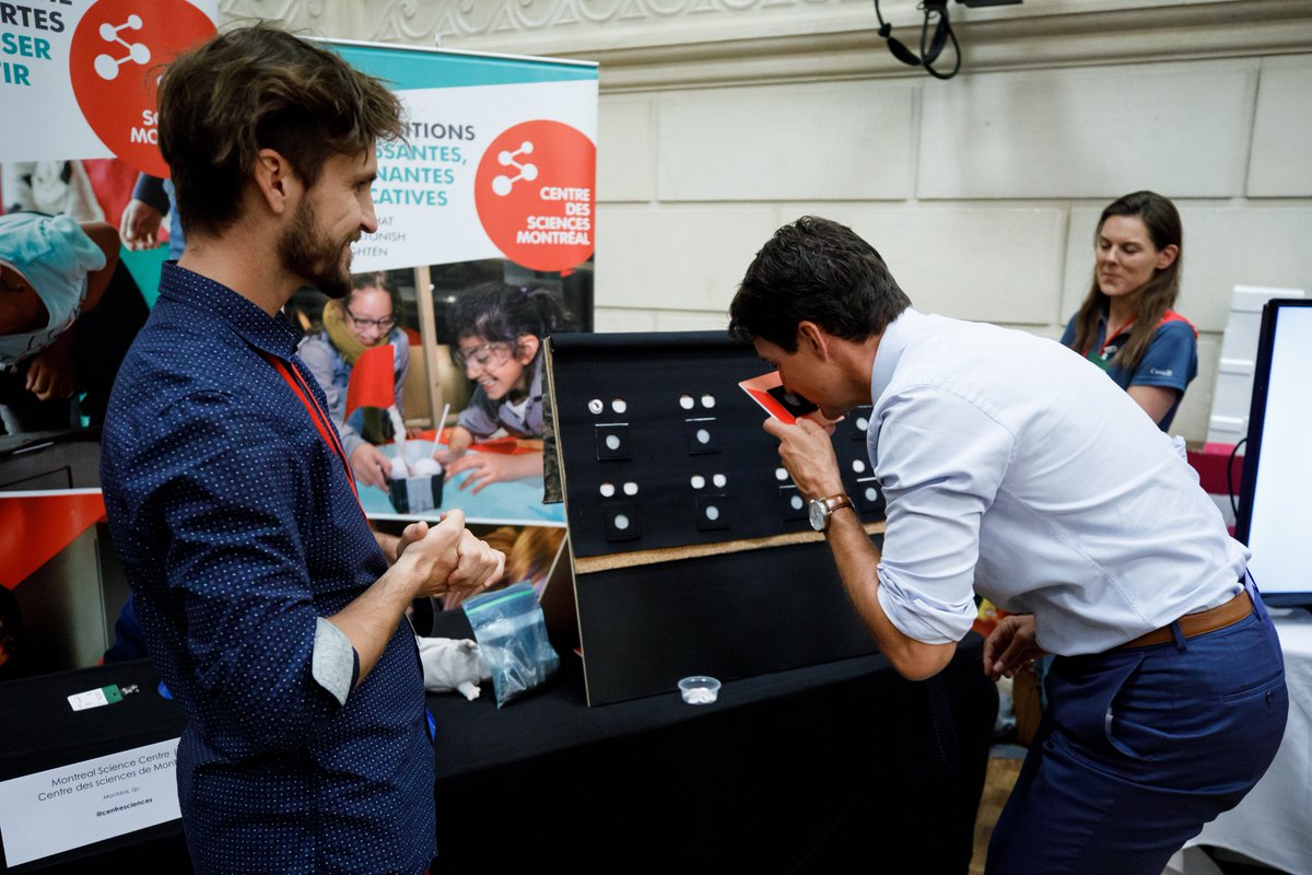 Mercredi, <a href="/JustinTrudeau/">Justin Trudeau</a> et @KirstyDuncanMP sont venus tester la démo OdoRat de Léa Gauvin, 18 ans, au kiosque du Centre des sciences du #PMScienceFair! <a href="/CDNScience/">Canadian Science</a> <a href="/CASC_ACCS/">Canadian Association of Science Centres</a> <a href="/BiotechTour/">WorldBiotechTour</a> #SciLit