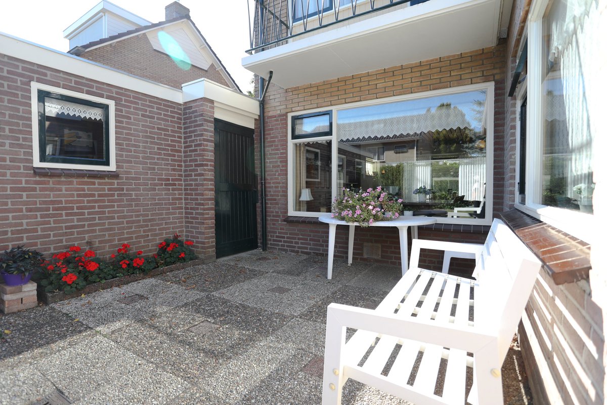 Nieuw in verkoop! #Akeleistraat 14 te #Wierden. Vraagprijs: € 219.000,= k.k. 
Een ruime 2/1 kapwoning met garage, berging, bijkeuken. Ideaal voor de klusser. 
Perfect onderhouden, maar gedateerd, wat juist erg leuke nog goed bewaarde details oplevert. Kom zelf maar kijken!