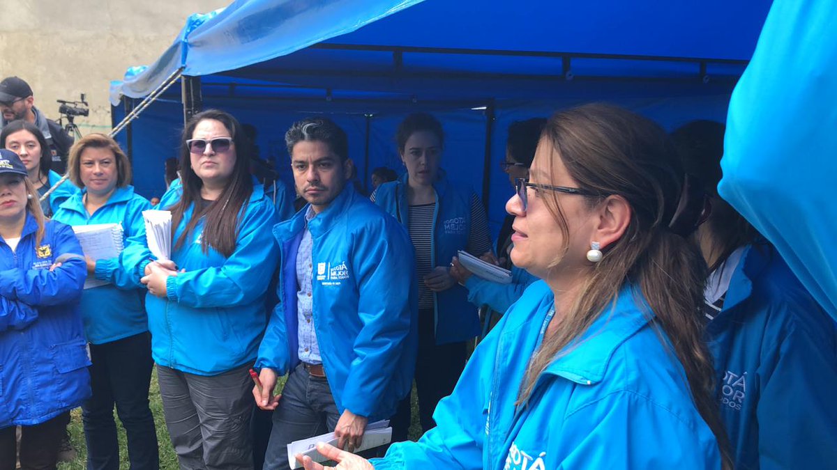 cruzrojabogota's tweet photo. #AEstaHora #CruzRoja en compañía de instituciones del Distrito realiza reunión de apoyo a migrantes en el @TerminalBogota 
Porque estamos a tu lado cuando más nos necesitas https://t.co/1JBjVy8bSf