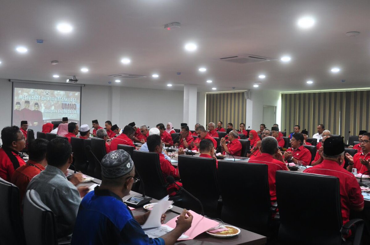 DrZahidHamidi's tweet photo. Mempengerusikan Mesyuarat AJK UMNO Bahagian Bagan Datuk Bil.01/2018 https://t.co/5MZpEtKqa6