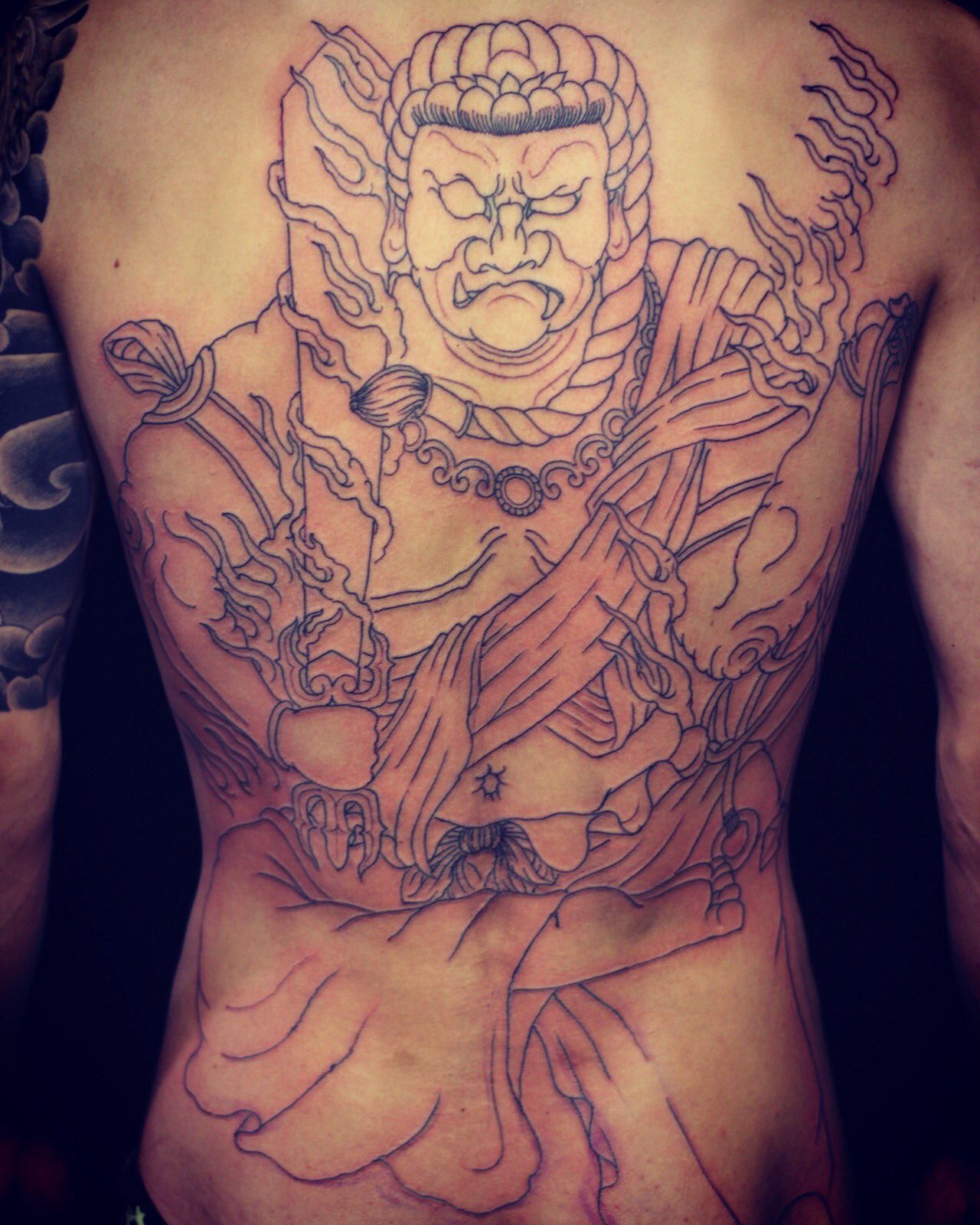 ট ইট র 刺青師 彫写楽 Tattooist Gappi 不動明王の始まり 数年振りにお越し頂きありがとうございます 刺青 和彫り 抜き彫り タトゥー 筋彫り 背中 不動明王 激痛エリア Tattoo Wabori Irezumi Tattooist Horisyaraku 彫師 相模原