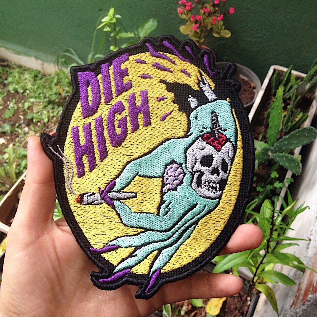 PatchDaRamona's tweet photo. Stay High, Die High!
.
.
.
Patch Die High
9cm x 7cm, r$20
15cm x 12cm, r$50
.
.
.
enviamos pra todo brasil, pedidos por email ou whatsapp ;)
#donaramona
#embroidery
#embroideryart
#bordado
#patches
#embroiderypatch
#embroiderylove
#embroiderywork
#stayhigh
#diehigh https://t.co/ZT5ICI4zvH