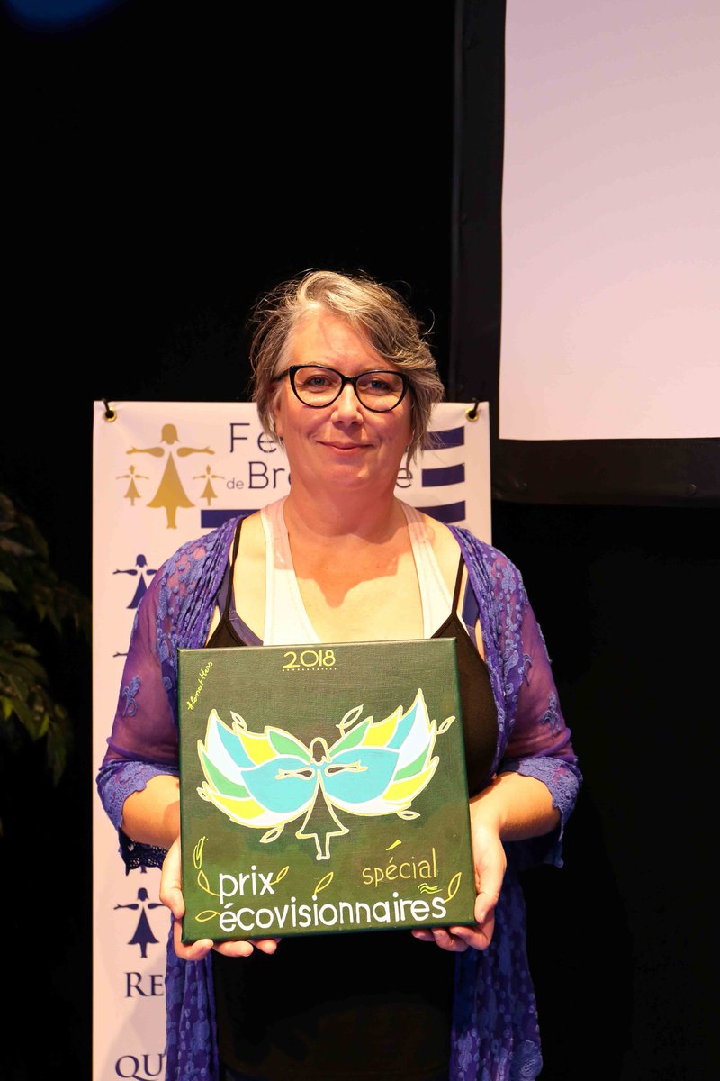 FemmesBretagne's tweet photo. #PrixEcoVisionnaires 🏆☘ 
Mireille Avril, fondatrice de #RizHome, lauréate du Prix Coup de Cœur #InitiativeBretagne remis par @PatriciaLASNIER et Béatrice PARMENTIER, co-présidentes Initiative. Une entreprise de construction innovante à base de roseaux ! 
(📷 @muriel_lechene) https://t.co/VEBS1q6UrM
