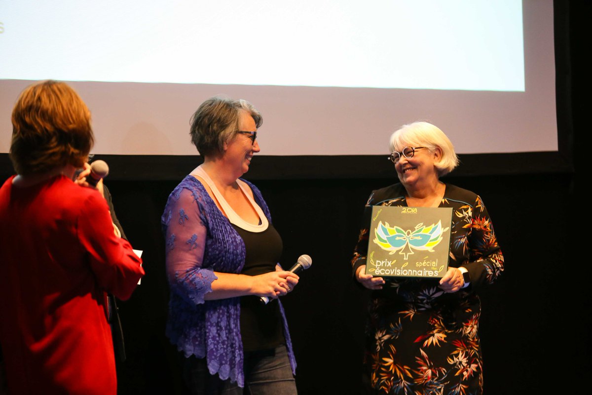 FemmesBretagne's tweet photo. #PrixEcoVisionnaires 🏆☘ 
Mireille Avril, fondatrice de #RizHome, lauréate du Prix Coup de Cœur #InitiativeBretagne remis par @PatriciaLASNIER et Béatrice PARMENTIER, co-présidentes Initiative. Une entreprise de construction innovante à base de roseaux ! 
(📷 @muriel_lechene) https://t.co/VEBS1q6UrM