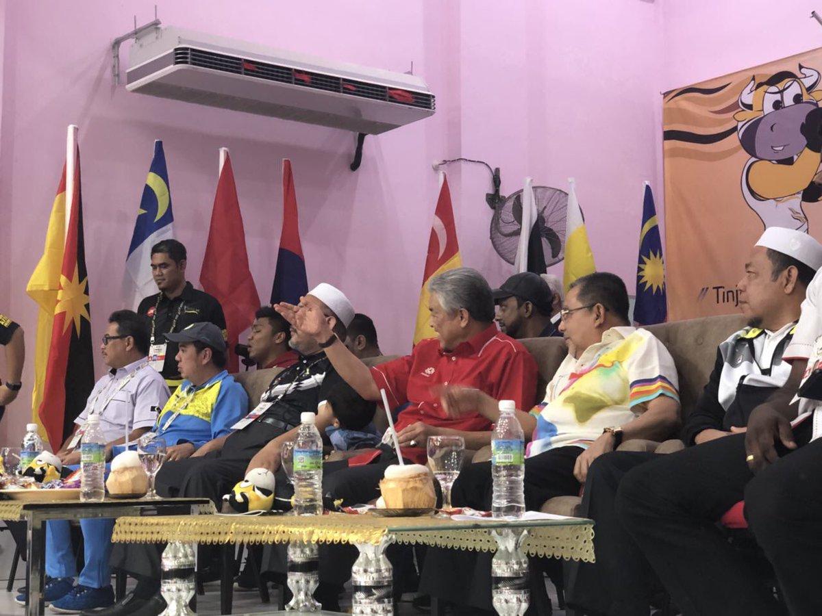 Menyaksikan Perlawanan Akhir Tinju SUKMA Yang Diadakan Di Dewan Lope Hashim Bagan Datuk, Tahniah Kepada Pasukan Tinju Negeri Terengganu Juara Tinju SUKMA.