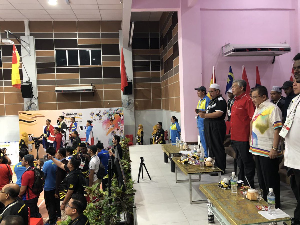 DrZahidHamidi's tweet photo. Menyaksikan Perlawanan Akhir Tinju SUKMA Yang Diadakan Di Dewan Lope Hashim Bagan Datuk, Tahniah Kepada Pasukan Tinju Negeri Terengganu Juara Tinju SUKMA. https://t.co/1miAJckzro