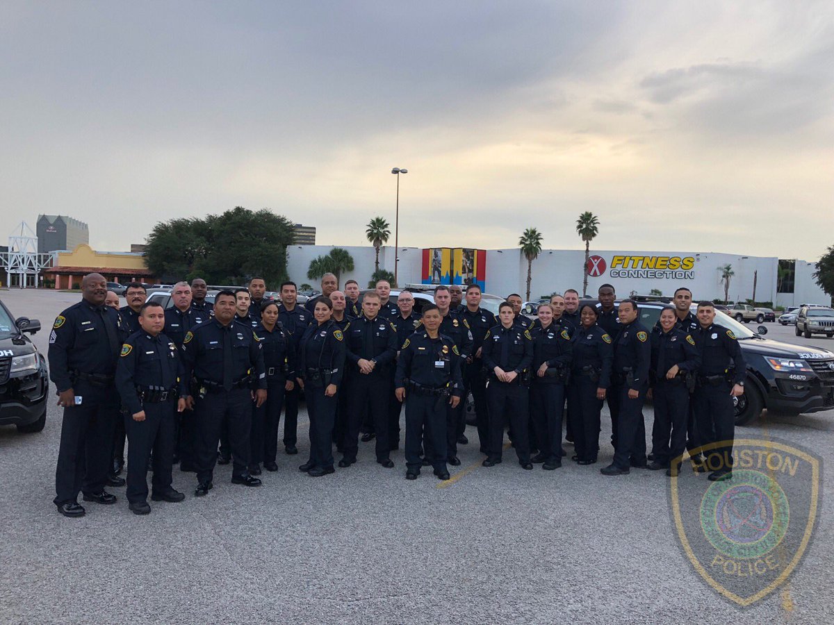 houstonpolice's tweet photo. Our officers are traveling to the funeral of fallen @fortworthpd Officer Garrett Hull to offer condolences on behalf of the men and women of HPD. #OfficerHull #BlueFamily https://t.co/LcN8RWiWx7