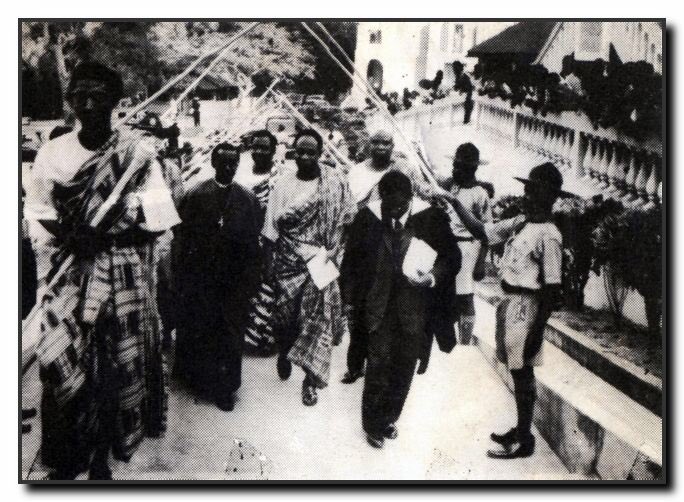 AdisadelCoIIege's tweet photo. Dr. Kwame Nkrumah, special Guest of Honour during the Speech and Prize Giving Day in 1955, being escorted by the Acting Headmaster, Albert Hammond, Rt. Rev. E.D. Martinson, M.B.E., &amp; Mr. Kojo Botsio, the then Minister of Education.
#HappyFoundersDay https://t.co/hqUJjXfv8Q