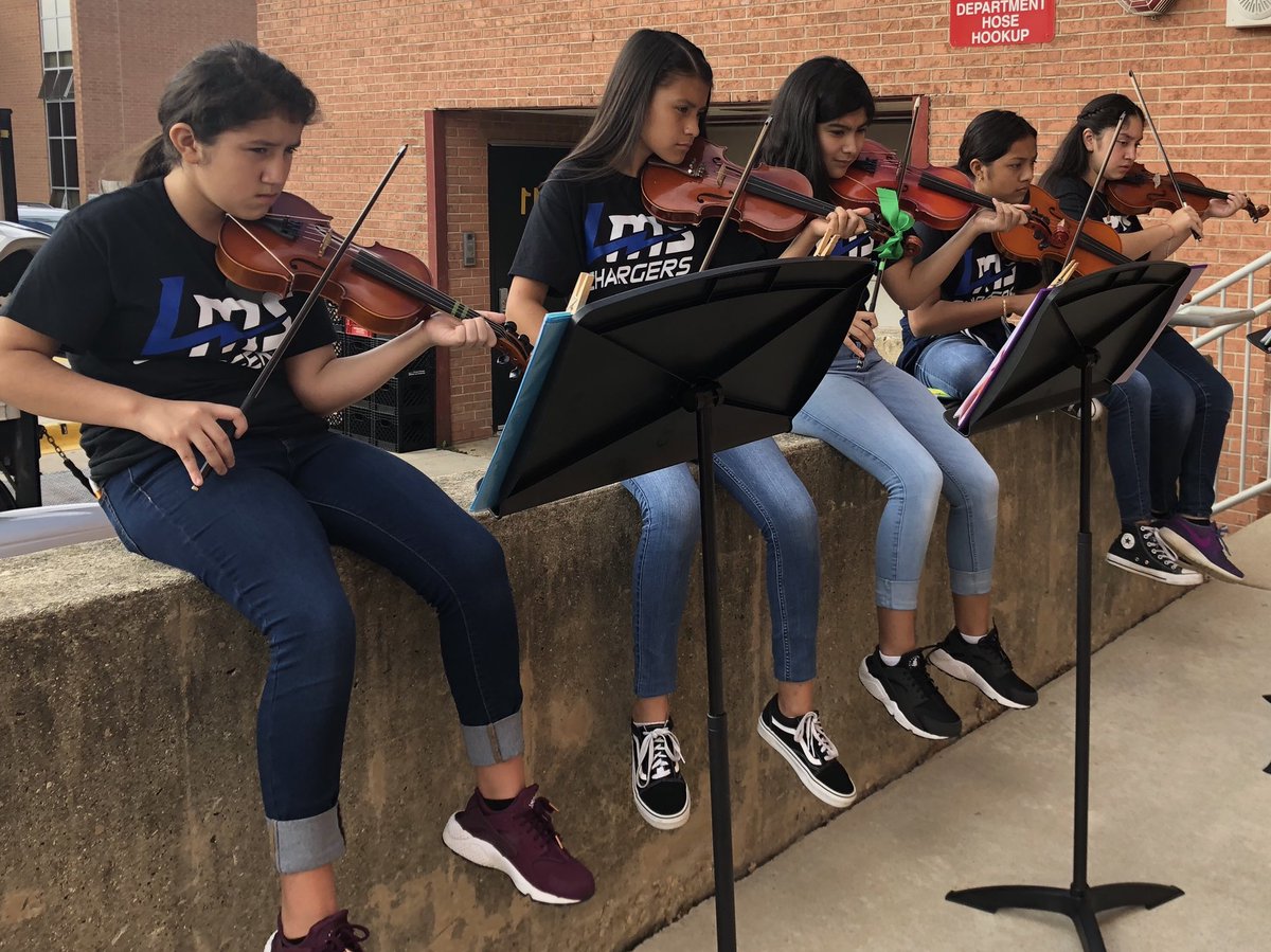wego33orchestra's tweet image. Enjoying a few lessons outside today! #everybodyinLMS #75outside85inside