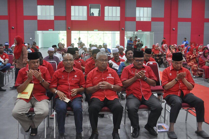 DrZahidHamidi's tweet photo. Perjumpaan bersama AJK Bhgian 4 Peringkat, Ketua² Cwgn &amp; Sayap UMNO Bhgian Bagan Datuk https://t.co/d9v7XuSXUh