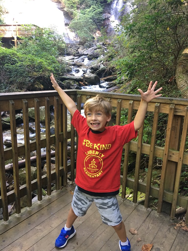 agrippasmock's tweet photo. Learning how to #BeKind to our environment while hiking in the North Georgia mountains. @LibertyES1 #annarubyfalls https://t.co/ZMnzVMZngZ