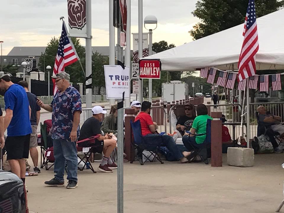 jdellky3's tweet photo. Here's a look this morning of people lining up for President Trump's rally here in Springfield, Mo. https://t.co/JeVkTw9mnD https://t.co/v1KbOuz3jF