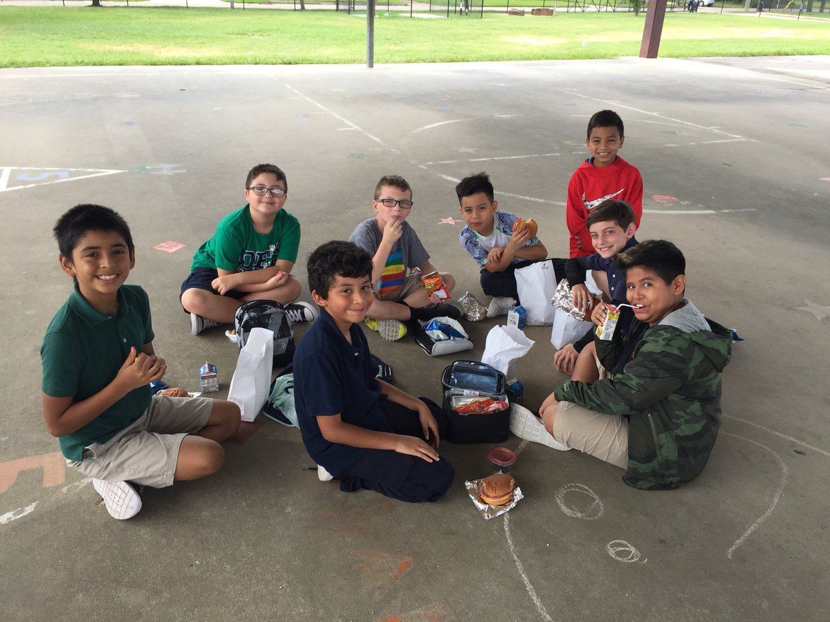 rachelhowe30's tweet photo. Our class is dining al fresco today 😎🍴 #HappyClassrooms #HappyFriday https://t.co/0aZclqzwNL