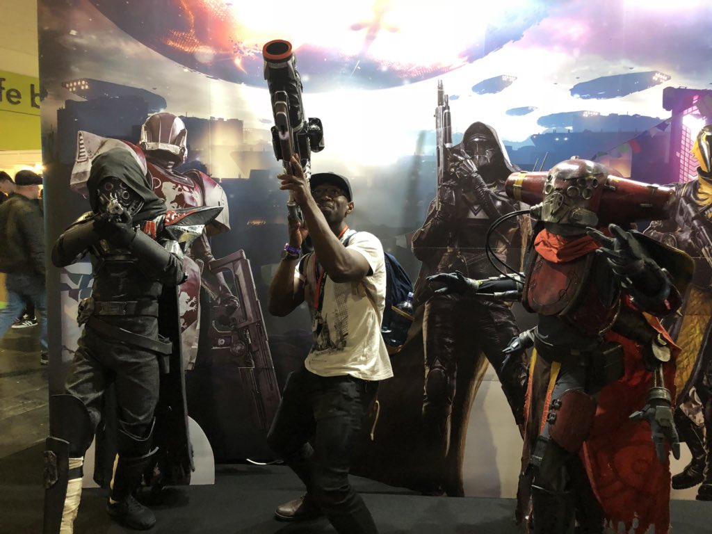 GamesTutorGeo's tweet photo. Met some cool people in cosplay at EGX. Thanks for letting me use your Gjallarhorn. That spider tank was getting me mad. @CrowCrewCosplay @GamesVFX3D_tmc @NumskullDesigns https://t.co/DAyyX51EAM