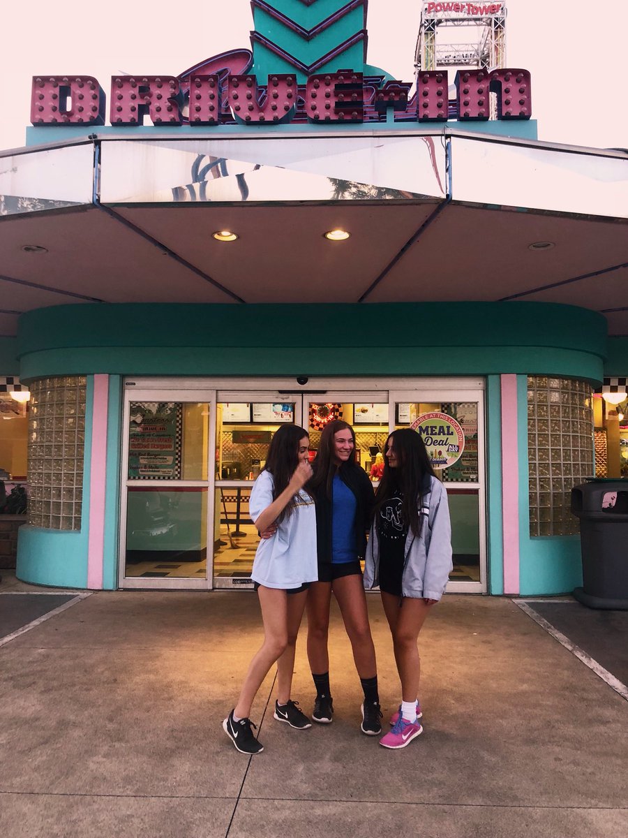 madi_beaulieu's tweet photo. Happy birthday to a bestfriend who I’m so happy that I got close to this year. I love you to pieces and hope you have the greatest birthday ever ♥️♥️🥂‼️ #Australia #crysesh @JoyceHaidar https://t.co/5Gbctce9UI
