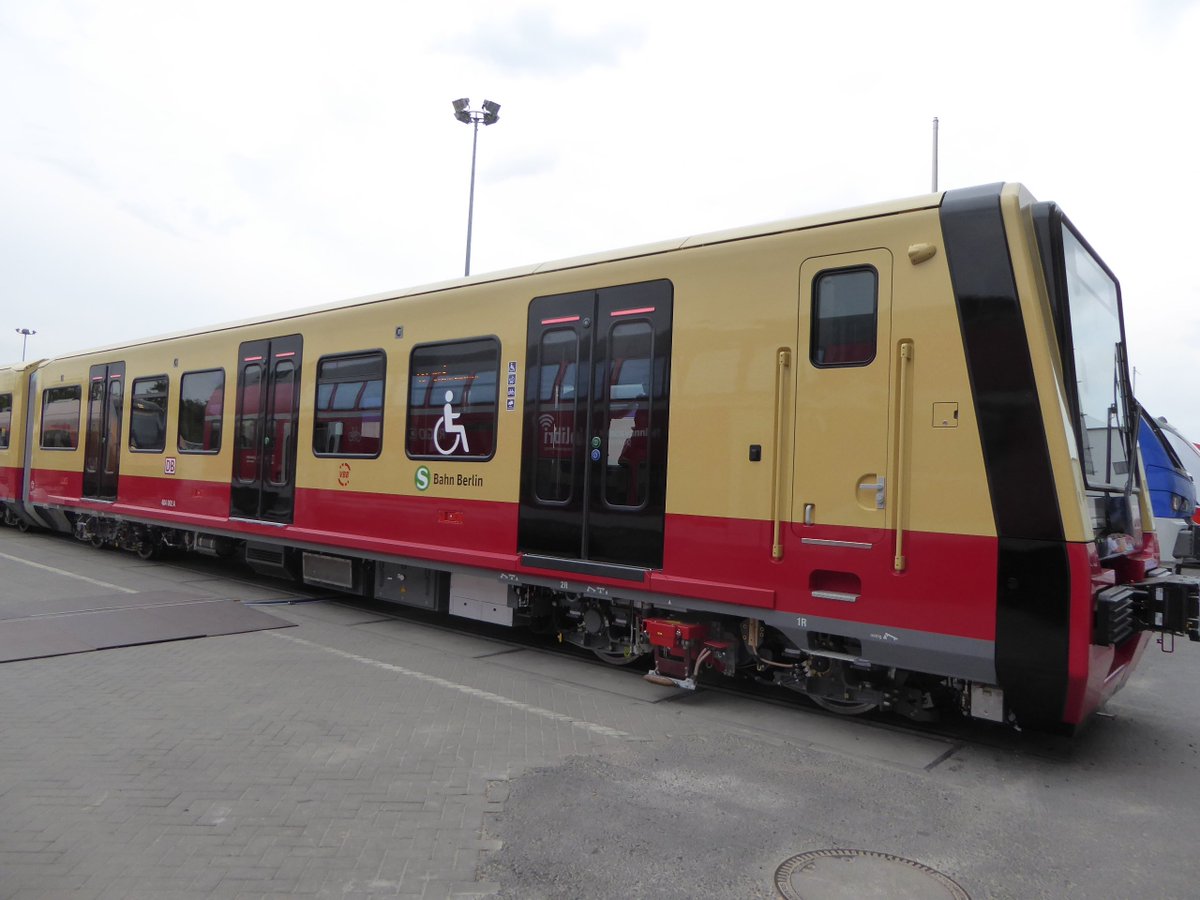 otto_direkt's tweet photo. Heute auf der #Innotrans18 zur Inspektion der neuen @SBahnBerlin -Züge.
Machen erstmal guten Eindruck, Rollstuhl+Fahrradabteile sind gut findbar. Und die #Prenzlauer ist schon programmiert.#S42
@GrueneFraktionB @RegineGuenther @StefanGelbhaar @GruenePankow @VollradKuhn #Stadler https://t.co/rytNeWBGs3