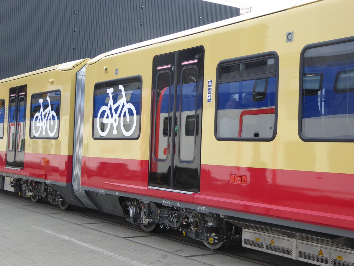 otto_direkt's tweet photo. Heute auf der #Innotrans18 zur Inspektion der neuen @SBahnBerlin -Züge.
Machen erstmal guten Eindruck, Rollstuhl+Fahrradabteile sind gut findbar. Und die #Prenzlauer ist schon programmiert.#S42
@GrueneFraktionB @RegineGuenther @StefanGelbhaar @GruenePankow @VollradKuhn #Stadler https://t.co/rytNeWBGs3