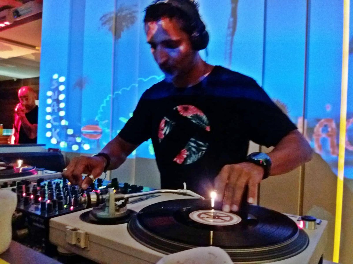 Depedro74DJ's tweet photo. #Lamandarina #Peñíscola
#housemusic and #percussionlive
https://t.co/NWQDIpNtXa https://t.co/Y0ESpzWmio