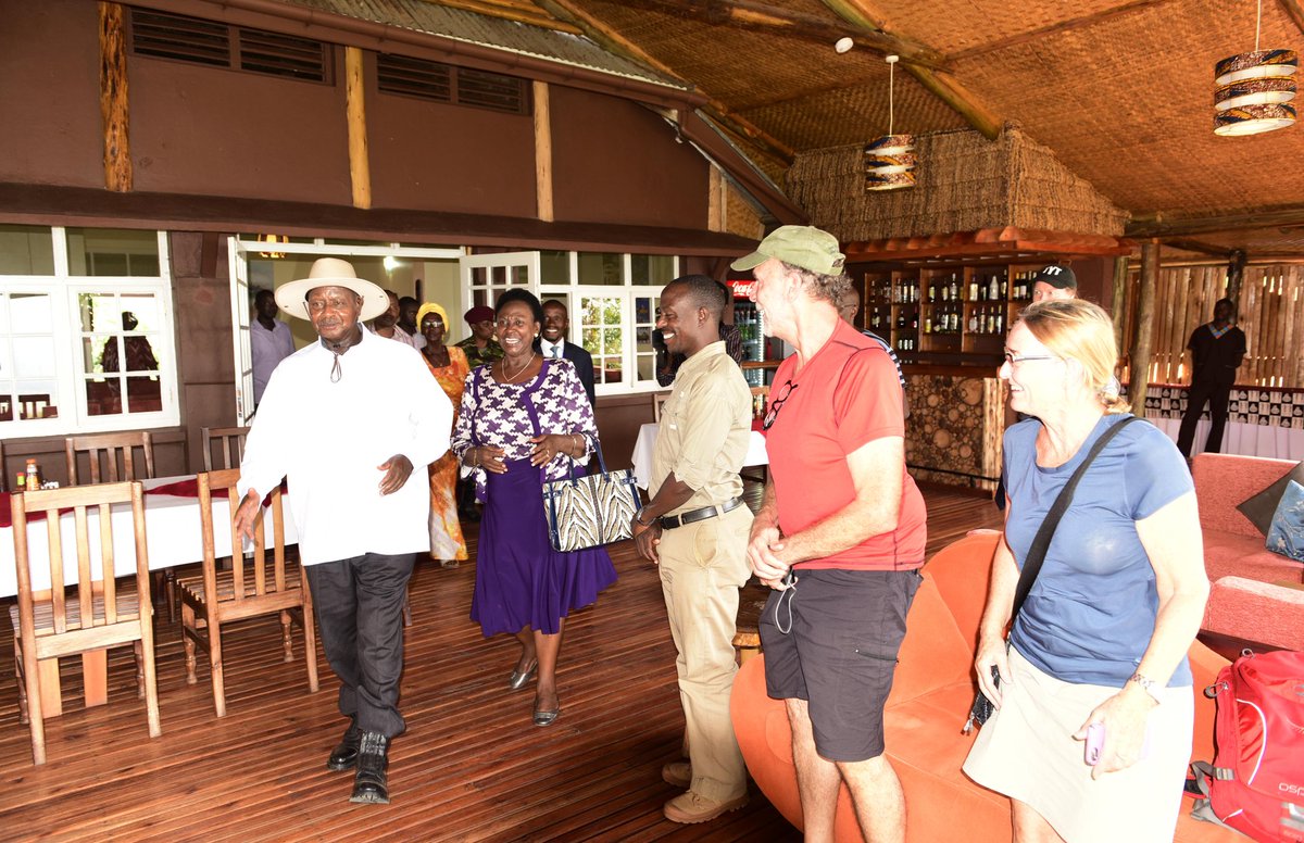 .@KagutaMuseveni on his second working day in Rubirizi district visited several tourist lodges owned by Ugandans #PromotingTourism. At Twin Lakes Lodges he was guided by Mrs .Bernadette Katureebe and interacted with tourists. @UgTourismBoard @Tourismuganda @OfwonoOpondo