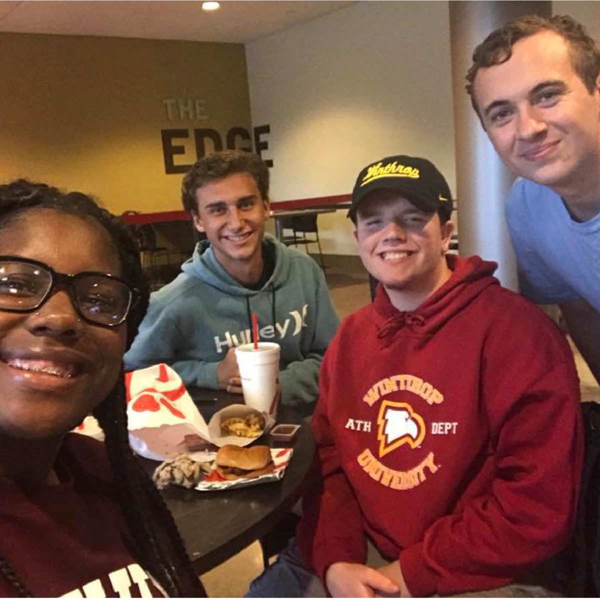 winthropfye's tweet photo. We had a full week of Peer Group meetings, one-on-ones, and learning about critical reading! Check out our week in recap! #261fye https://t.co/iW58HMtODG