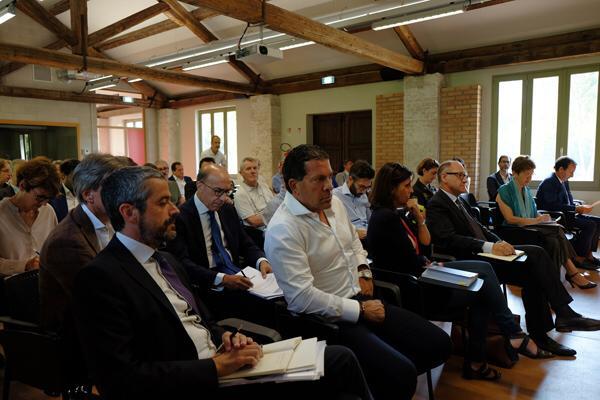 comunevenezia's tweet photo. #NuovoStadio⚽| Dalla Conferenza di servizi sì unanime al progetto del @VeneziaFC_IT 

➡ Ora serviranno l'ok della Giunta e il successivo esame delle commissioni comunali competenti

➡ Il capo di gabinetto Ceron: "Giorno importante per la città"

🗞Leggi https://t.co/KF7rx7uahG https://t.co/mvidmtuyJh