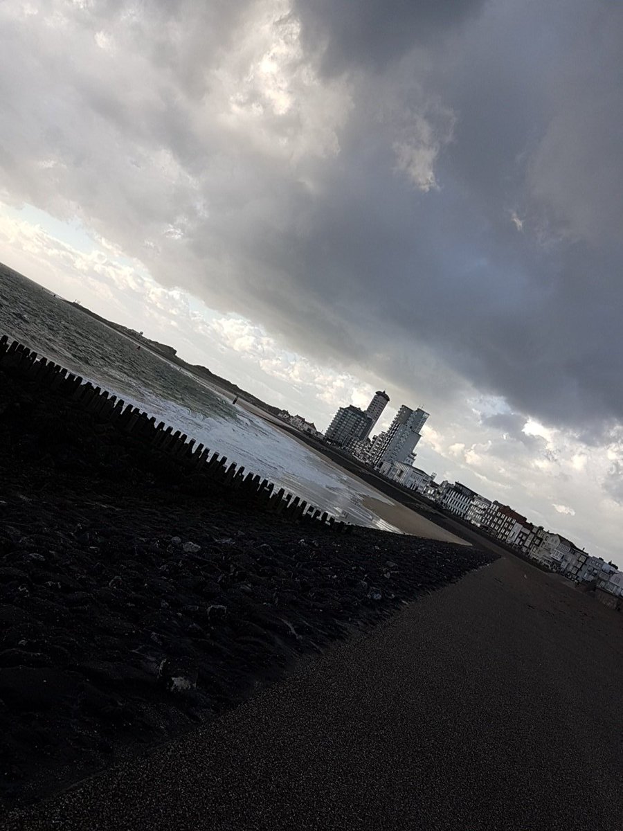 LADIESrunKM's tweet photo. Onstuimig weer voor de LADIESrun van @de vaart van Vlissingen https://t.co/CD64ONyPQo
