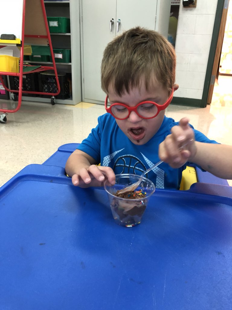 Cooperteachwsd's tweet image. #DUEleads icecream graphing!!!