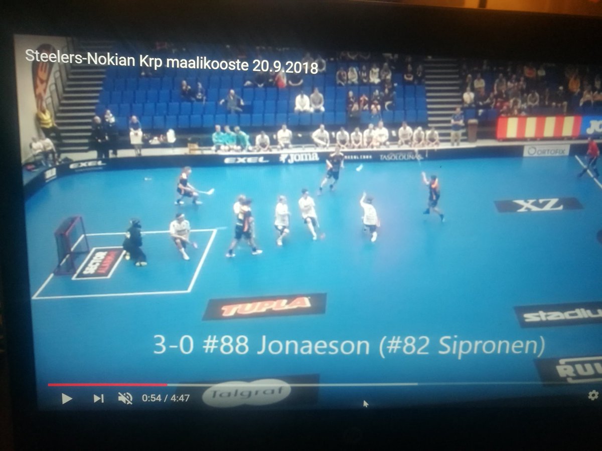 Aivan käsittämätöntä että tämä kuti uppos maaliin. #junapeitto #salibandy