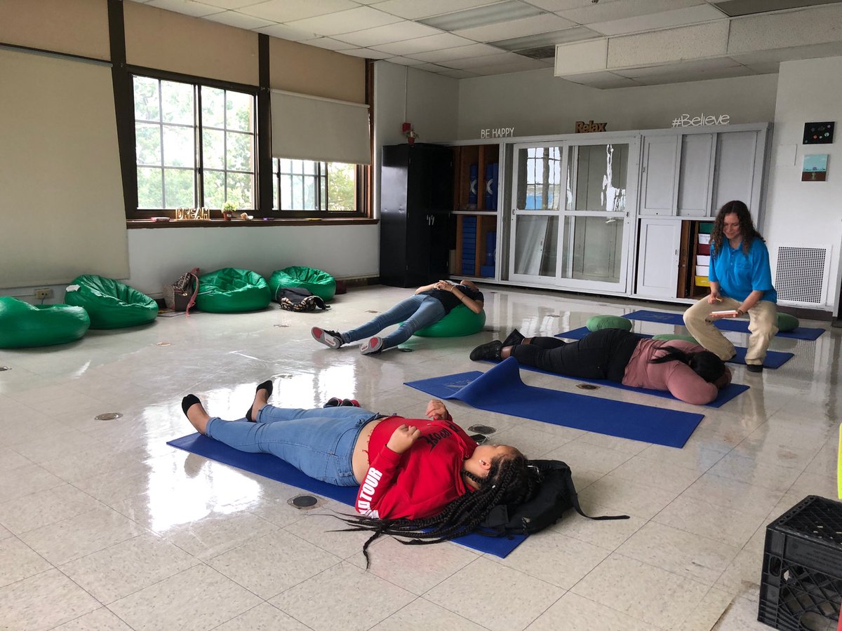 AlishaDelorenzo's tweet image. ⁦@Asbury_ParkSD⁩ APHS Ss using part of their lunch to participate in open mediation to support their mental and emotional wellness #APWellnessProject ⁦@KYDS_NJ⁩