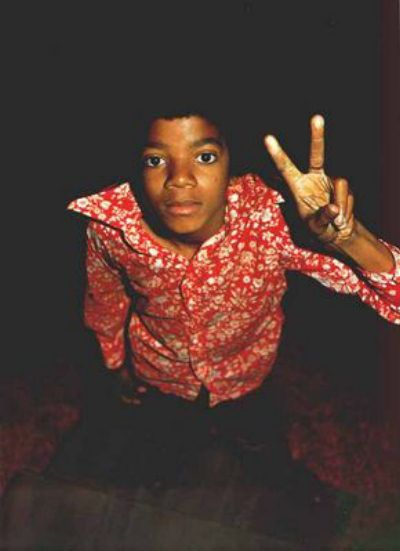 michaeljackson's tweet photo. Today is the International Day of Peace. The messages in Michael’s music continues to encourage us all to heal the world and brings us together as one. Do something to bring peace into your life today. https://t.co/bO8BtA8FHt
