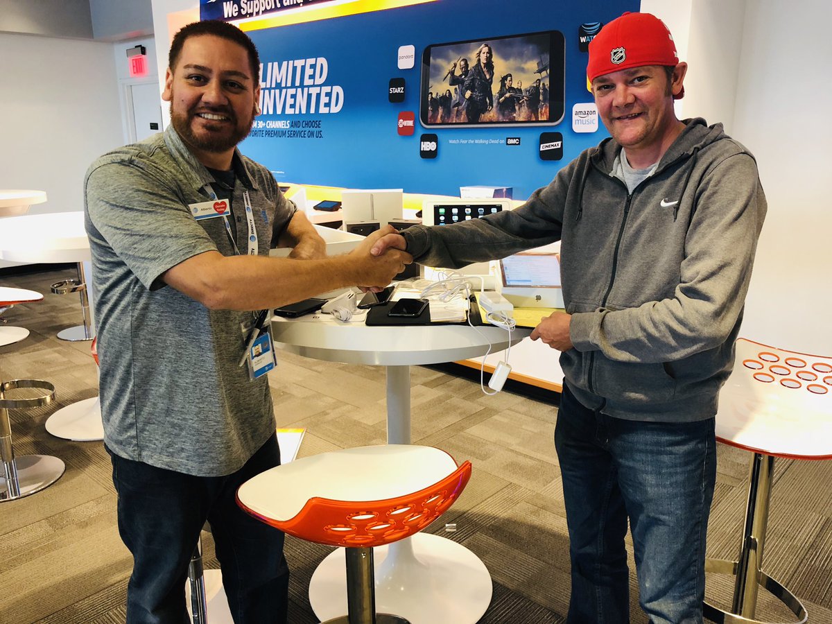 Carrie_Eitelman's tweet photo. New Business account with 4 CRU lines! iPhone launch officially a success! #CRUshingWFL #iphonelaunch #businessexpert #attnumber1 #causeway_conquerors @CopelandJKyle @CristySwink @BestoftheWestFL @MilagrosMontout @ATT_Alberto @One_FLA https://t.co/wWAZ55odE8