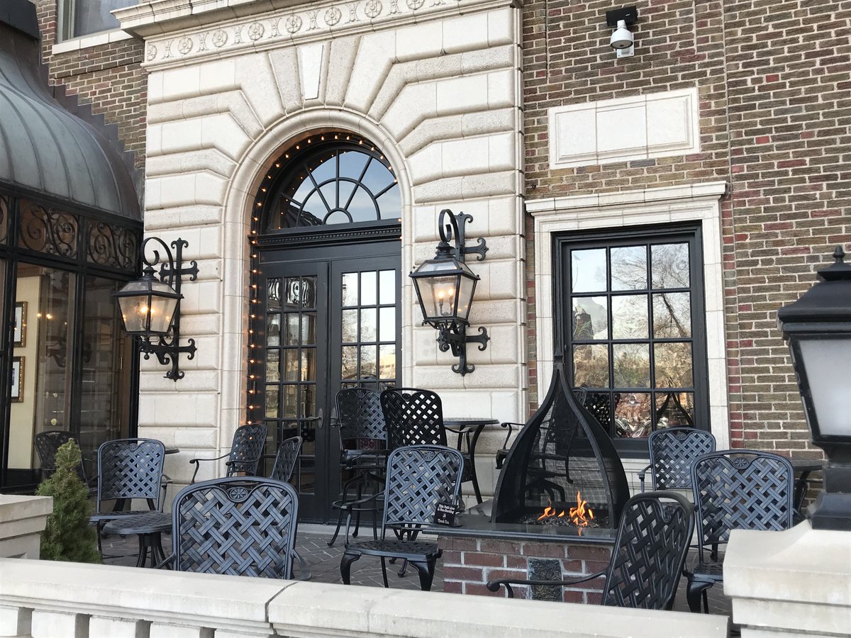 RaphaelHotelKC's tweet image. Spend this beautiful evening on our patio enjoying views of the plaza while sipping a glass of wine. #plazakc