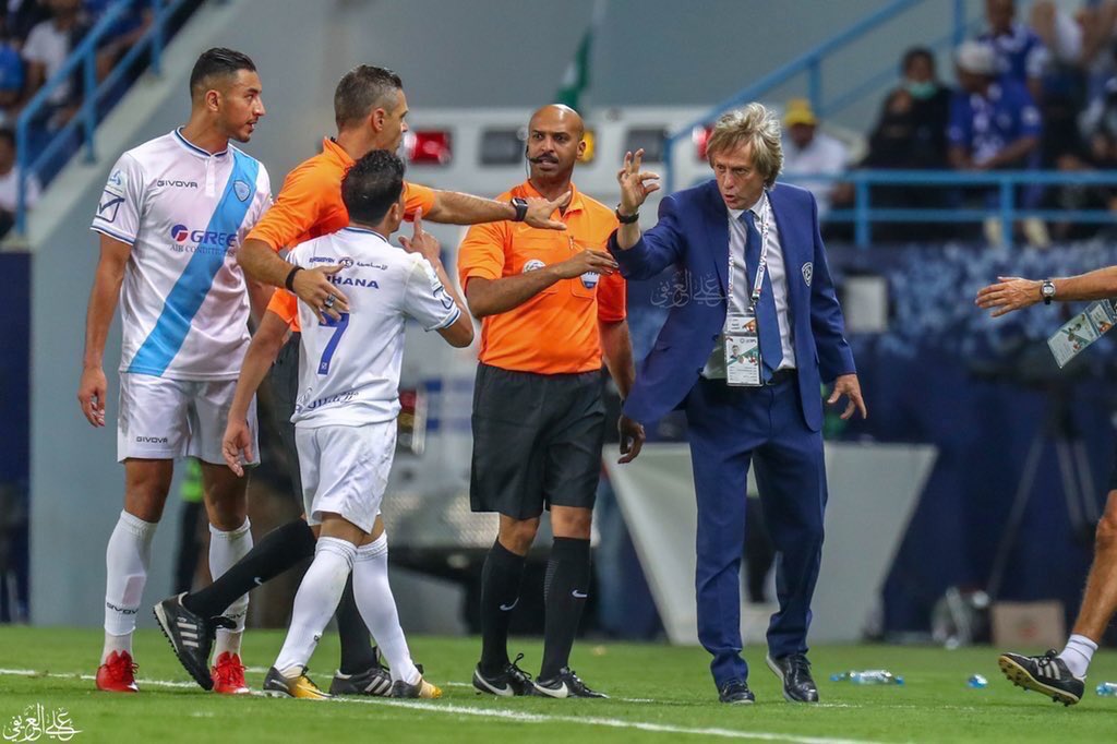 wnzr_i's tweet image. الهلال نقز بلوفهم اصدروا ثلاث عقوبات
ضد الهلال
المضحك عقوبة خيسوس الحكم حضر الحادثه ولا كتب شي بتقريره !
عاقبوا المدرب وتركوا اللاعب رغم ان فيه مقطع يوضح ان اللاعب هو من توجه للمدرب !
كل شي سووه ضد الهلال وماقدروا عليه مابقى الا يشطبوه
واضح اللي اصدر القرار عقله بين اصابع خيسوس😂