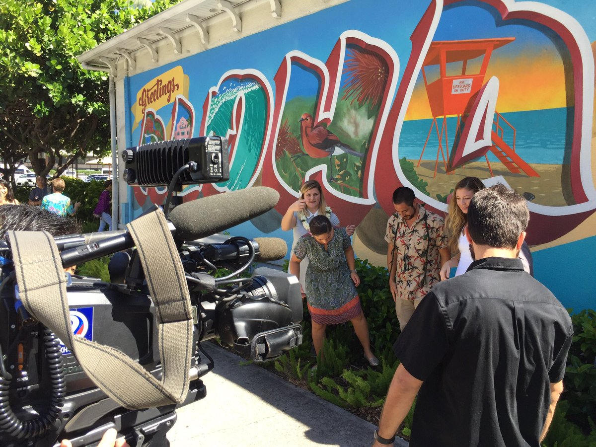 Hi_LifeJournal's tweet photo. 昨日はハワイの地元テレビ局も来てた。新しいスポットになるか!
#aloha #hasaiilife #mural @HonoluluCoffee #jeffgress
@KHONnews #インスタ映え https://t.co/A3gBGDdwAA