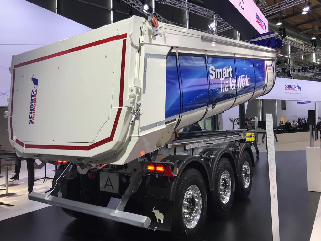 CargobullUK's tweet photo. Did you see the industry's smartest tipper today at @iaa_nfz? #IAA2018 #SmartTrailerWorld It's a tipper you can control with a mobile phone! https://t.co/SUSxT35Jrb