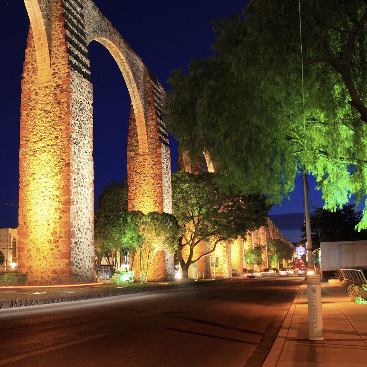 follow2LD's tweet photo. El Acueducto de Querétaro cuenta con 74 arcos en una longitud de 1280 metros… Por las noches, su iluminación duplica la majestuosidad de esta obra, símbolo y orgullo de #Querétaro y de todo #México
#iluminatuespacio #mespatrio #méxicobrilla https://t.co/8LW04RCWaV
