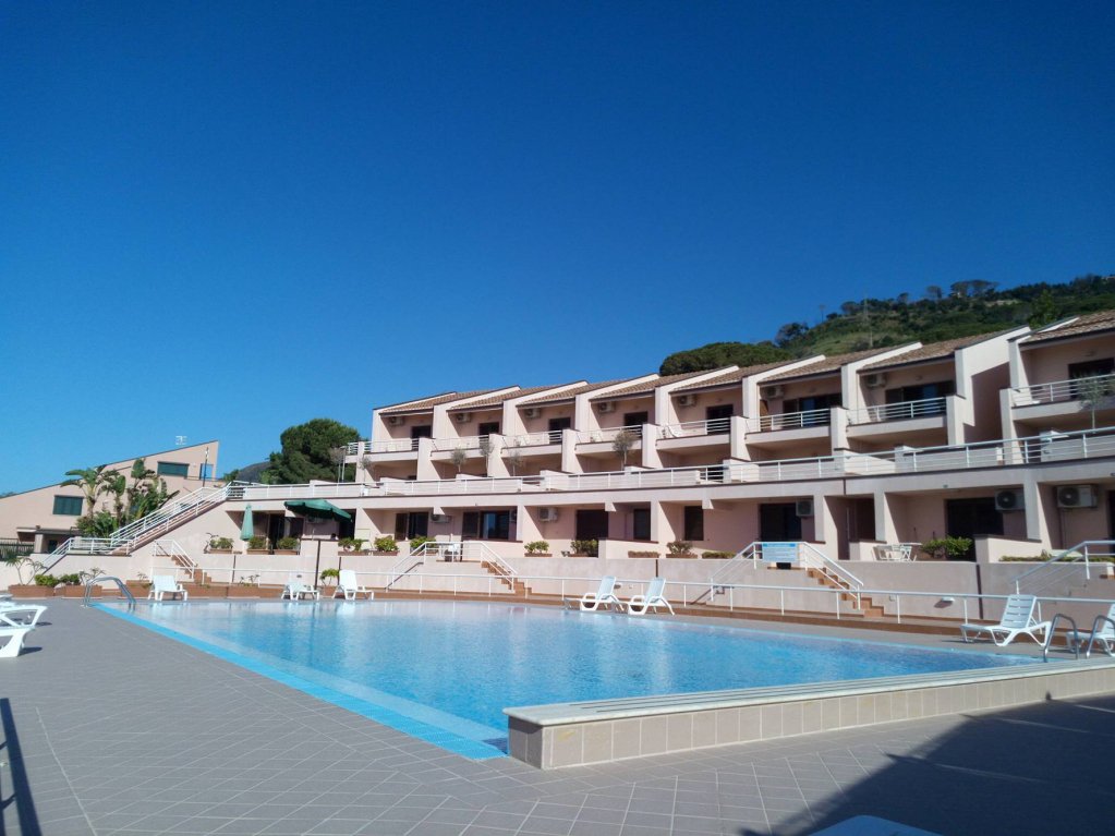 InCefaluAp's tweet photo. It's still time for a late summer #break, #relax in our sea view #pool!

 https://t.co/4E542wHIIW https://t.co/bmSW3kjZz6