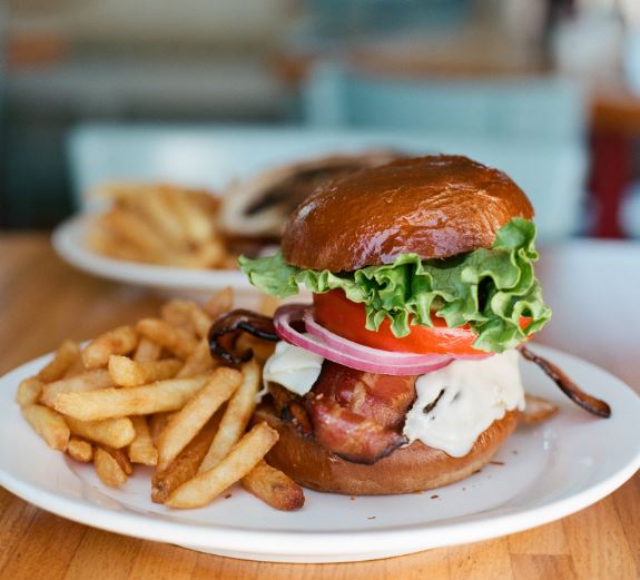 rightforkdiner's tweet photo. Thinking of a caption is hard. Deciding where to eat for lunch doesn't have to be. π
.
.
.
#TheRightForkDiner #TheRightFork #EdgartownMA #Edgartown #MAEats #EdgartownEats #MAFoodies #eeeeeats #mveats #marthasvineyard #lunch #brunch #burger #cheeseburger #bacon #baconcheeseburger https://t.co/96bThLGIgP
