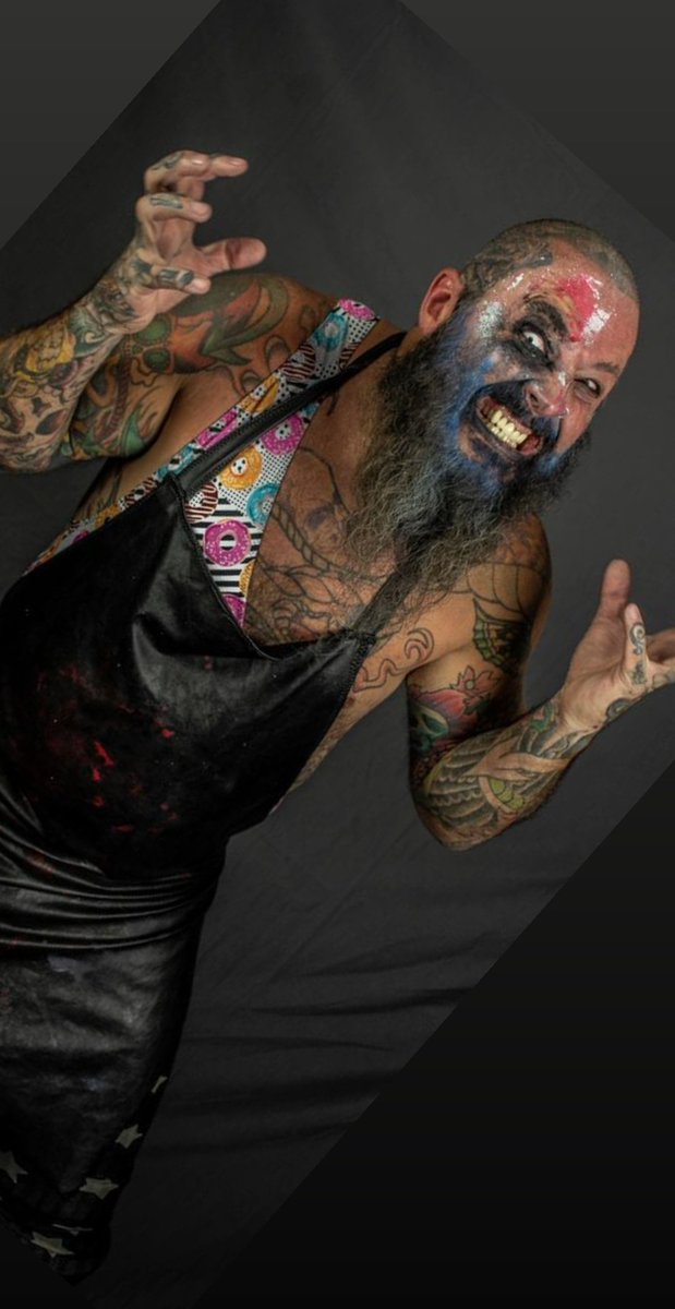 SiNNbODHi's tweet photo. Do I look like I am clowning around?! #WarlordOfWeird photos by #LadyBell https://t.co/W46PhJkeVY