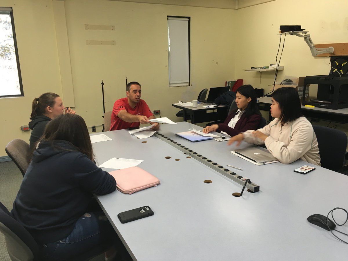 RosseauLake's tweet photo. The first ever RLC Alumni Mentor Challenge Day continues. Photos of student groups brainstorming for the prompt: How might we bridge generation gaps? #designthinking with @vogtteaching, @jessheps, @edtechfarooq, and others. #RLClearns #RLCentrepreneurs #innovation https://t.co/GNBseY1SmR