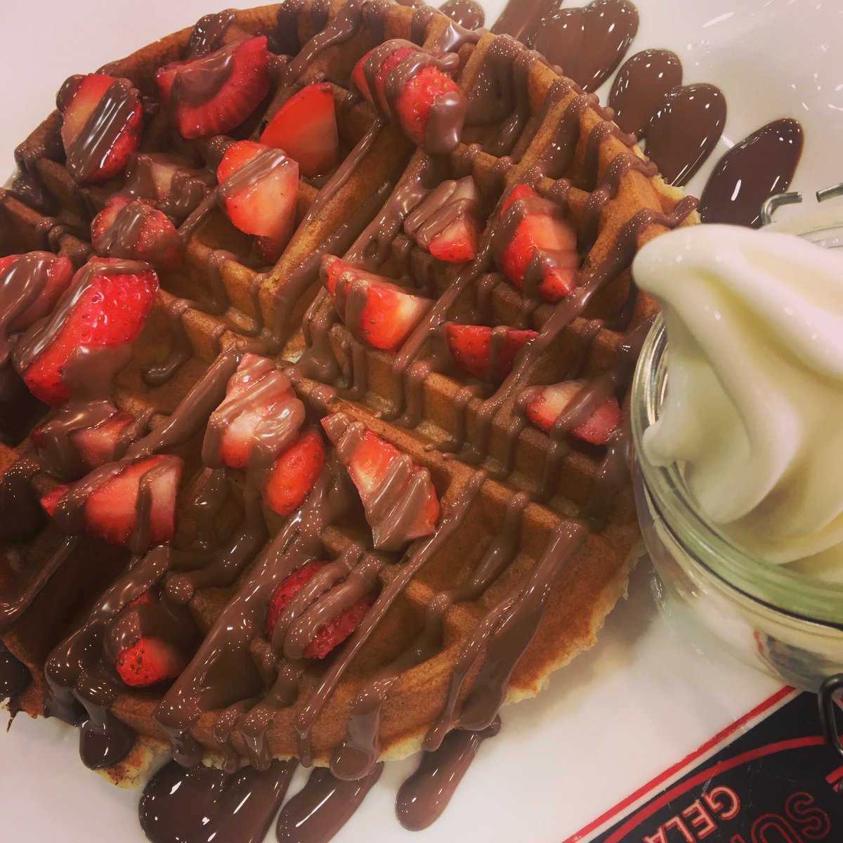 CheltFoodie's tweet photo. m y r e s t a u r a n t s 🙈 certainly are not helping with this dieting business. I didn’t even ask for this - it just got handed to me mid-meeting 😂💕 #howcanisayno #dessert #chocolate #foodfiend #cantstopeating https://t.co/1hHc05ADft