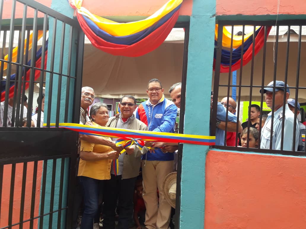 vicedesarrolloa's tweet photo. @MinAgriculturaV  junto a @Barrio_Tricolor en  acto de entrega de 104 casas rehabilitadas en el Barrio el Cementerio del Municipio Agua Blanca, Corredores Campesinos  San Rafael Agua Blanca del Estado #Portuguesa https://t.co/4SbNpT8COv