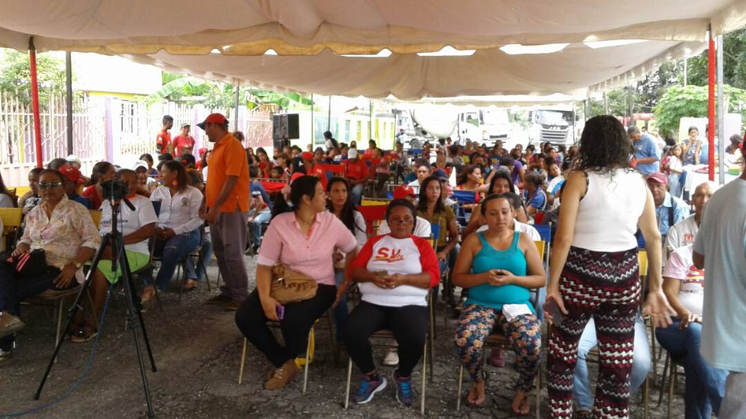 vicedesarrolloa's tweet photo. @MinAgriculturaV  junto a @Barrio_Tricolor en  acto de entrega de 104 casas rehabilitadas en el Barrio el Cementerio del Municipio Agua Blanca, Corredores Campesinos  San Rafael Agua Blanca del Estado #Portuguesa https://t.co/4SbNpT8COv
