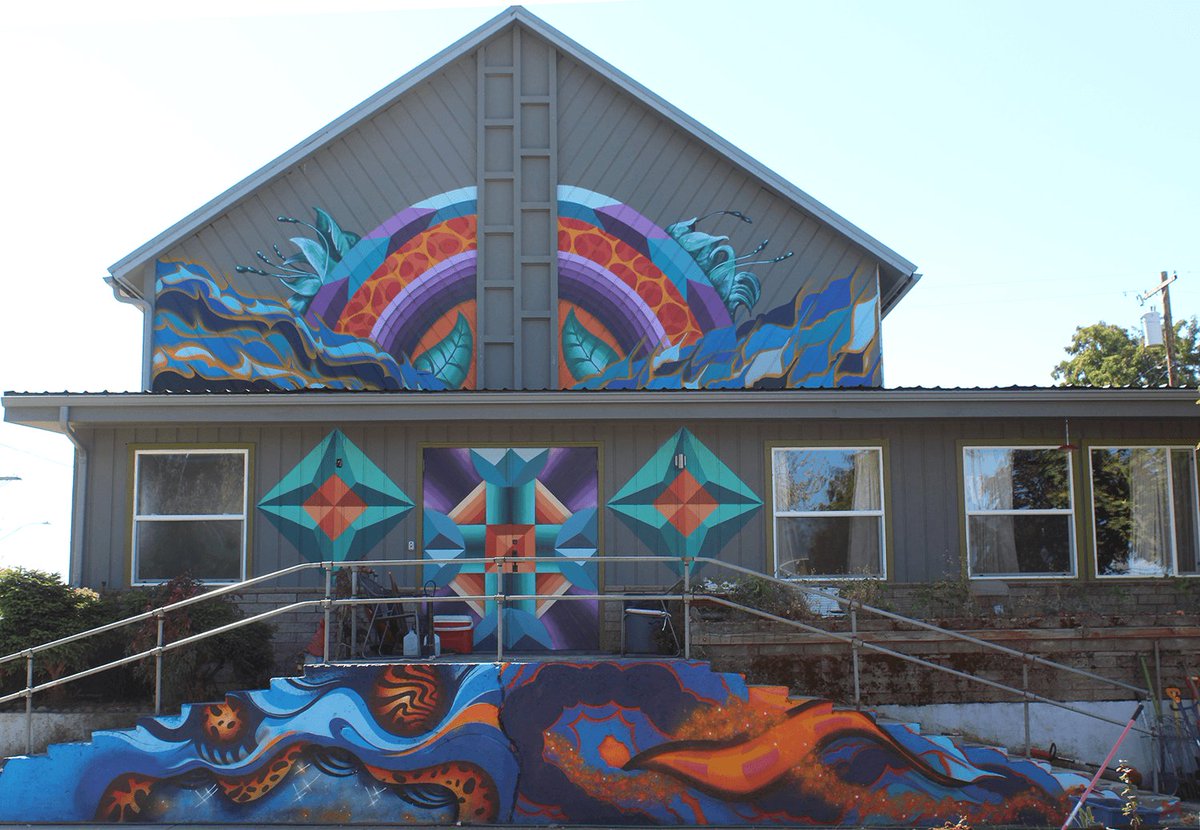 PaintPlates's tweet photo. We stopped by this beautiful house in Goldendale, WA to get a look at the mural and just loved the design! Our CEO Felicia Gray had a chance to meet with the artists. #apeseven #klutcho #portlandstreetartalliance #artistsoninstagram  Learn more about us https://t.co/2hiZD5q12h https://t.co/34scgCRu7Q