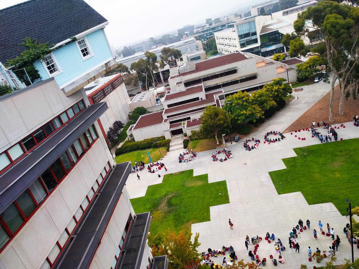 UCSDJacobs's tweet photo. 🧐We spy with our little eye.... new students! Welcome, Tritons! 🔱 #ucsdwelcomeweek #ucsd2022 https://t.co/kT2k5ffoNc