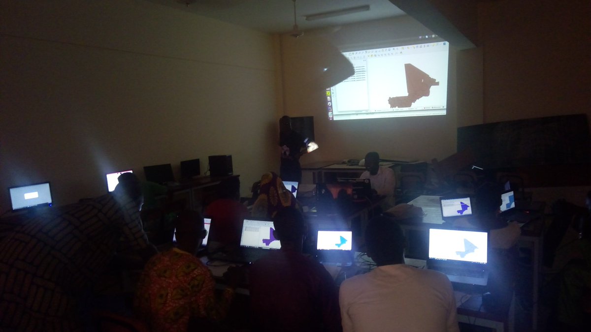 Honorable_Nath's tweet photo. |Day5 of #CartoCampSegou2018 at University of #Segou |
Sessions of this last day of the training focused on #OSM data extract tools #HOTExport #Overpass #Geofabrik &amp; reuse of free data on #QGIS 
 @absaliou #VIF2018 #OIF 
@hotosm 
@ProjetEOF 
@osmafrica 
@OSM_Mali 
#Map4Mali https://t.co/UpJLnmSHpz