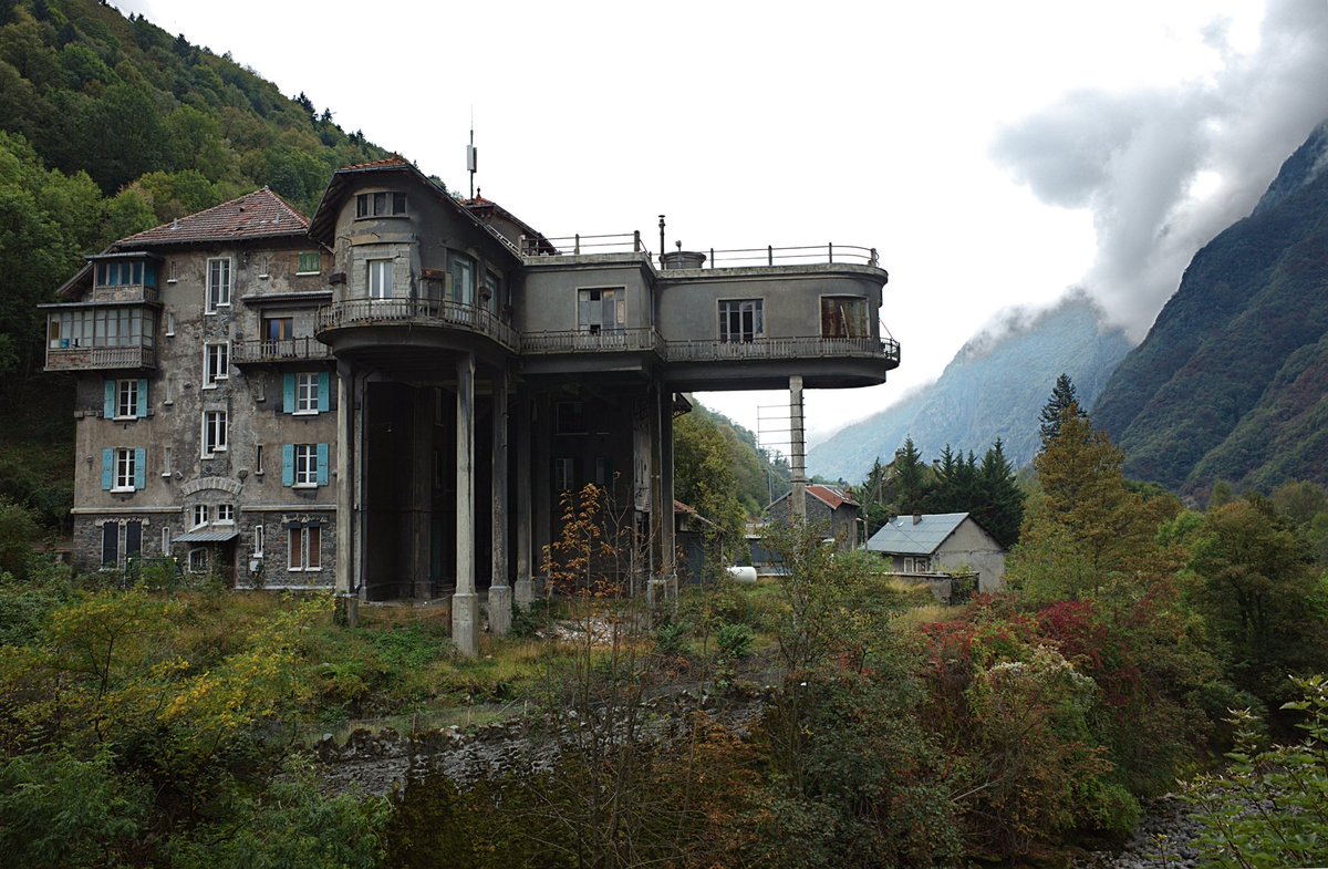 unfoundhouse's tweet photo. Pavilion Keller, Isere, France...
#weird https://t.co/mBW1satqxd